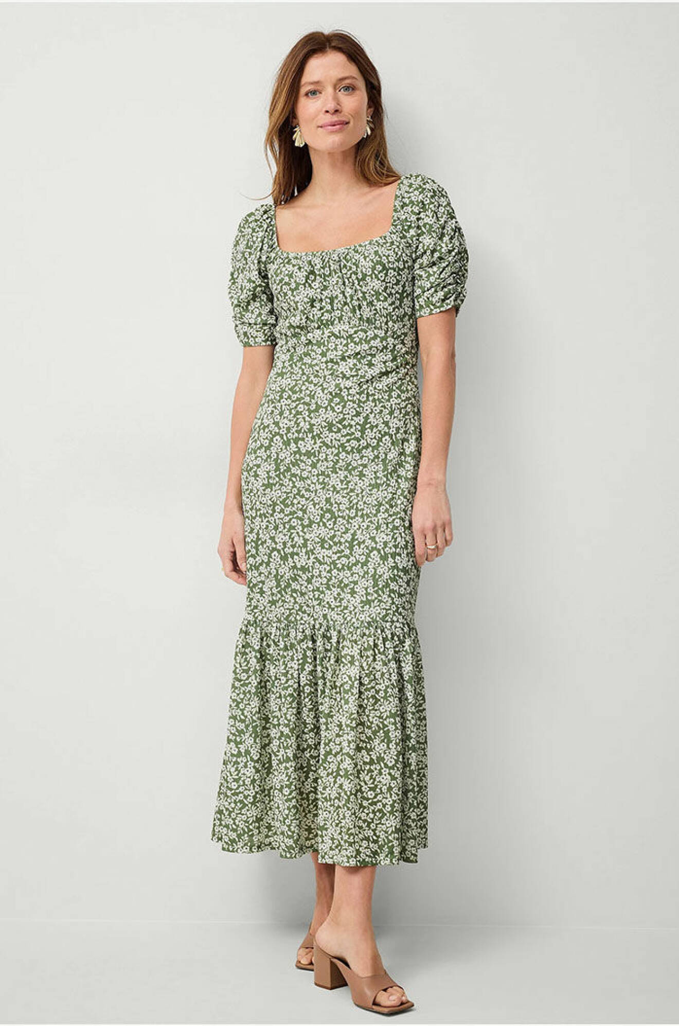 Grön bohemisk blommig klänning med puffärm från Ellos
