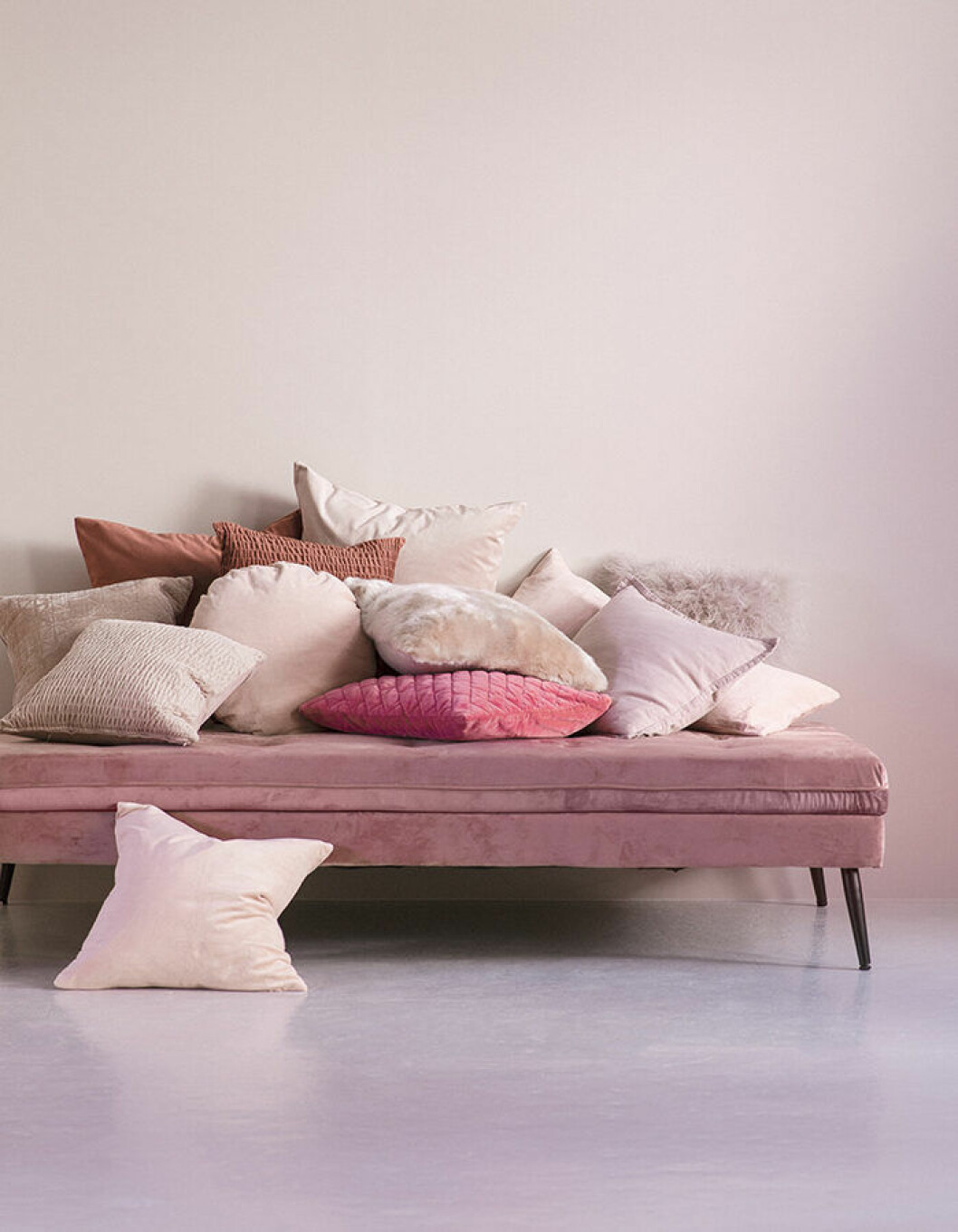 Kuddar i rosa från Ellos Homes vårkollektion 2019