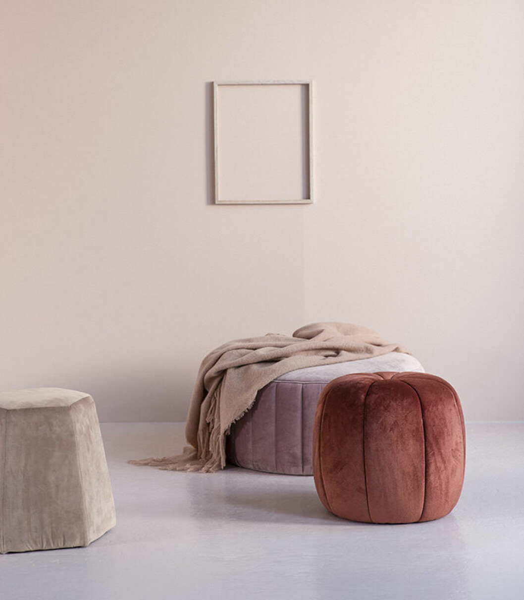 Sittpuffar i sammet från Ellos Home våren 2019