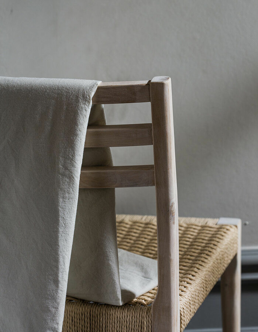 Stol med detalj i rotting från Ellos Home