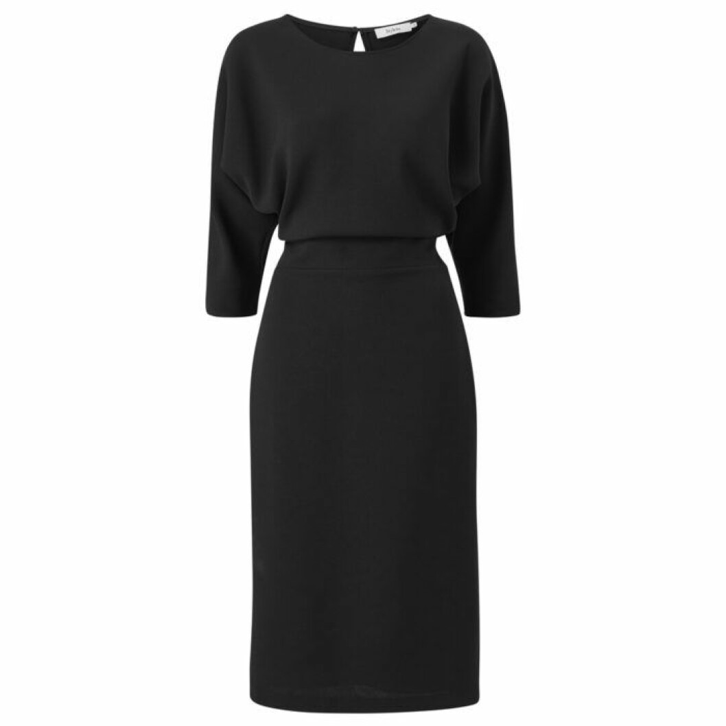 Svart klänning. <a href="http://www.awin1.com/cread.php?awinaffid=439045&awinmid=8905&clickref=isabellastylein&platform=dl&p=%5B%5Bhttps%3A%2F%2Fwww.ellos.se%2Fstylein%2Fklanning-vienna%2F1565472-01%5D%5D" target="_blank" rel="noopener">Här kan du köpa den</a>. Svart klänning från Isabella Löwengrip x Stylein för Ellos