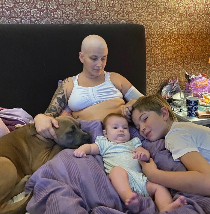 Elin Ekman tillsammans med dottern Amy, sonen Emil och hunden Kira under hösten 2020 när hon fick cellgiftsbehandling och var sängliggandes mestadels av tiden. Elin Ekman tillsammans med barnen när hon mådde dåligt på grund av sin cancer.