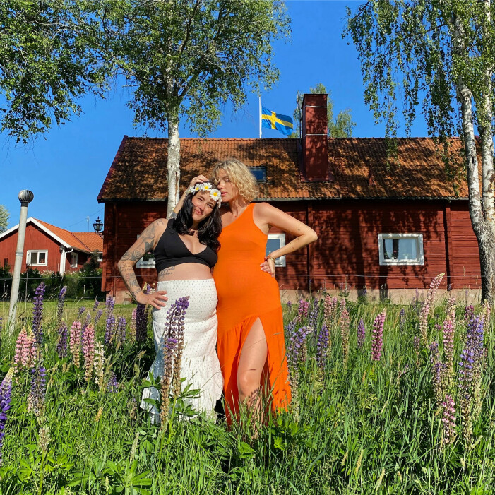 Elin tillsammans med sin syster Elsa Ekman som var gravid samtidigt som Elin och ett av hennes stora stöd. Elsa Ekman och Elin firade midsommar tillsammans med sina stora gravidmagar.