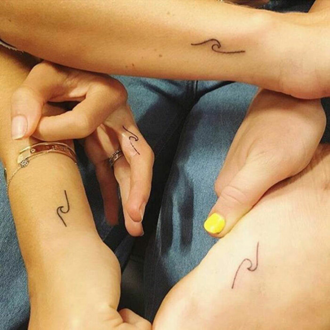 Elsa Pataky och Miley Cyrus matchande vågtatuering