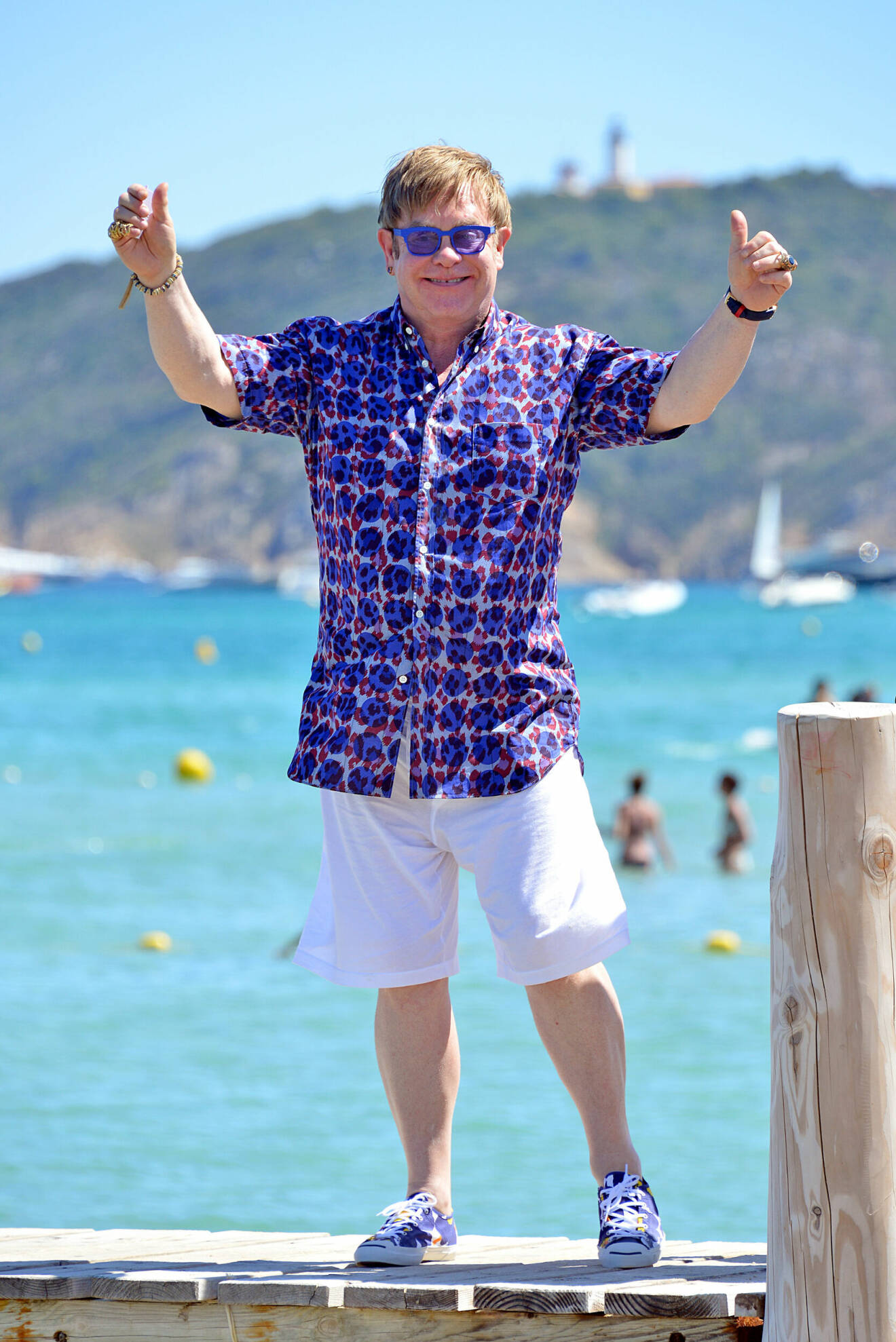 Elton John bär en skjorta från Marimekko.