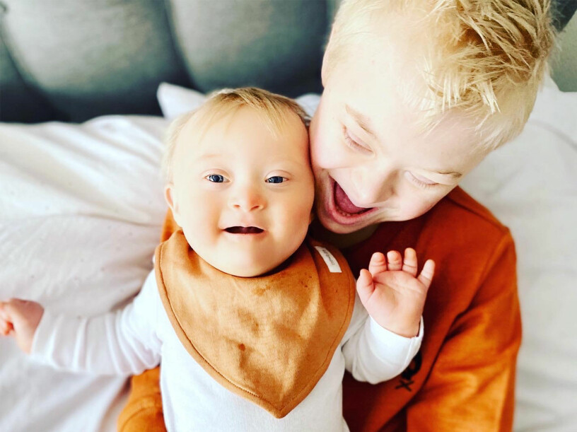 Mamma Emily berättar att Julian är en väldigt stolt storebror till sina yngre syskon. Foto: Privat