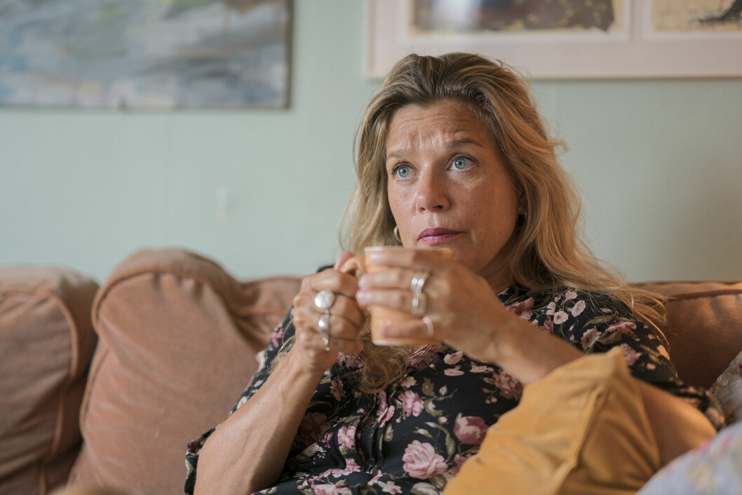 Att lämna sin sjuke man var inte ett lätt beslut, berättar författaren Emma Hamberg. Författaren Emma Hamberg med en tekopp i handen