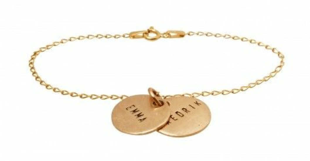 Personligt smycke: Emma Israelsson gör handgjorda armband av guldplätterade silverkedjor med mynt i brons, där du själv kan välja att skriva ett namn eller ord. 1995 kr. Emma Israelsson gör handgjorda armband av guldplätterade silverkedjor med mynt i brons, där du själv kan välja att skriva ett namn eller ord. 1995 kr.