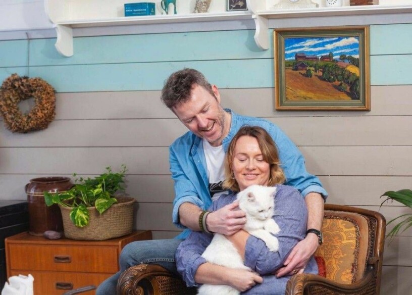 Emma och Arnold gläds åt sina husdjur, här med katten Fizzgig.