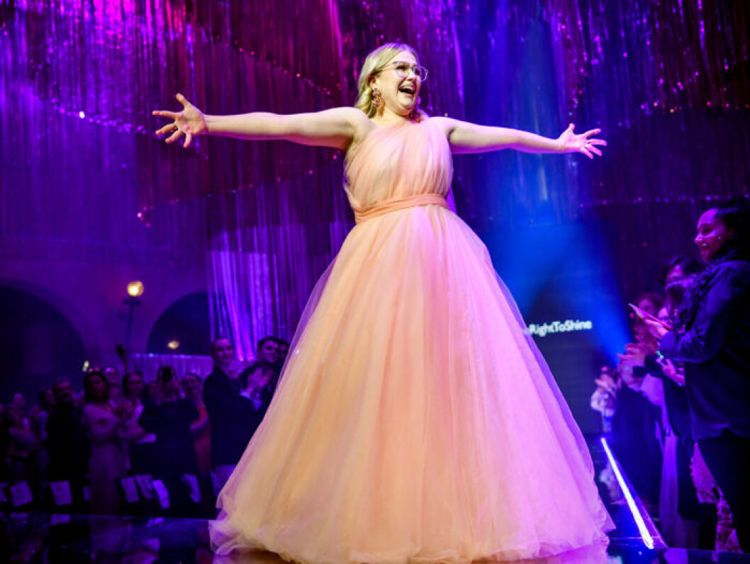 Emma på scen på Elle-galan 2020. Emma Örtlund