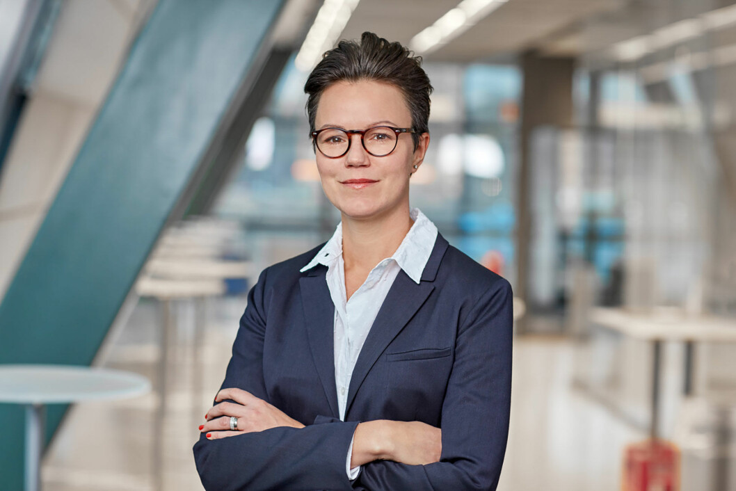 Snart kan en glesare postutdelning bli verklighet, enligt Emma Riblom, kommunikationschef på Postnord. Foto: pressbild. Emma Riblom, kommunikationschef på Postnord står ed armarna i kors framför några ståbord.