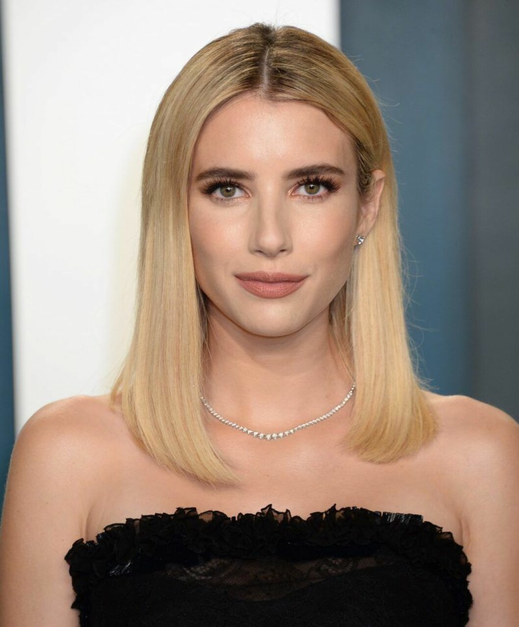 Emma Roberts innan karantän. Emma Roberts i svart topp och