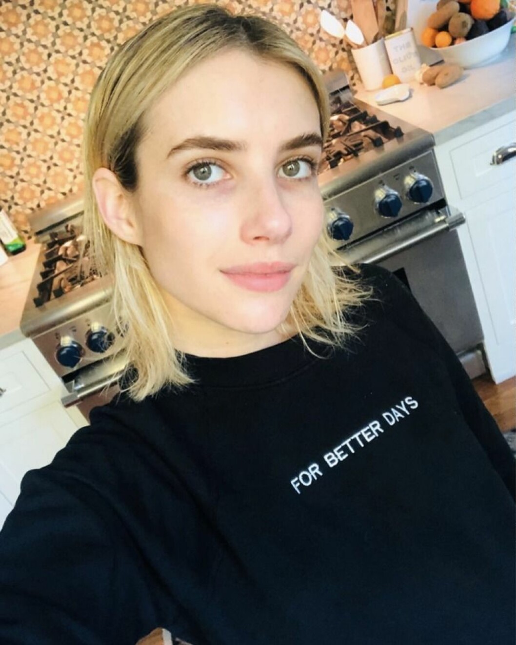 Emma Roberts under karantän. Emma Roberts osminkad i en svart t-shirt