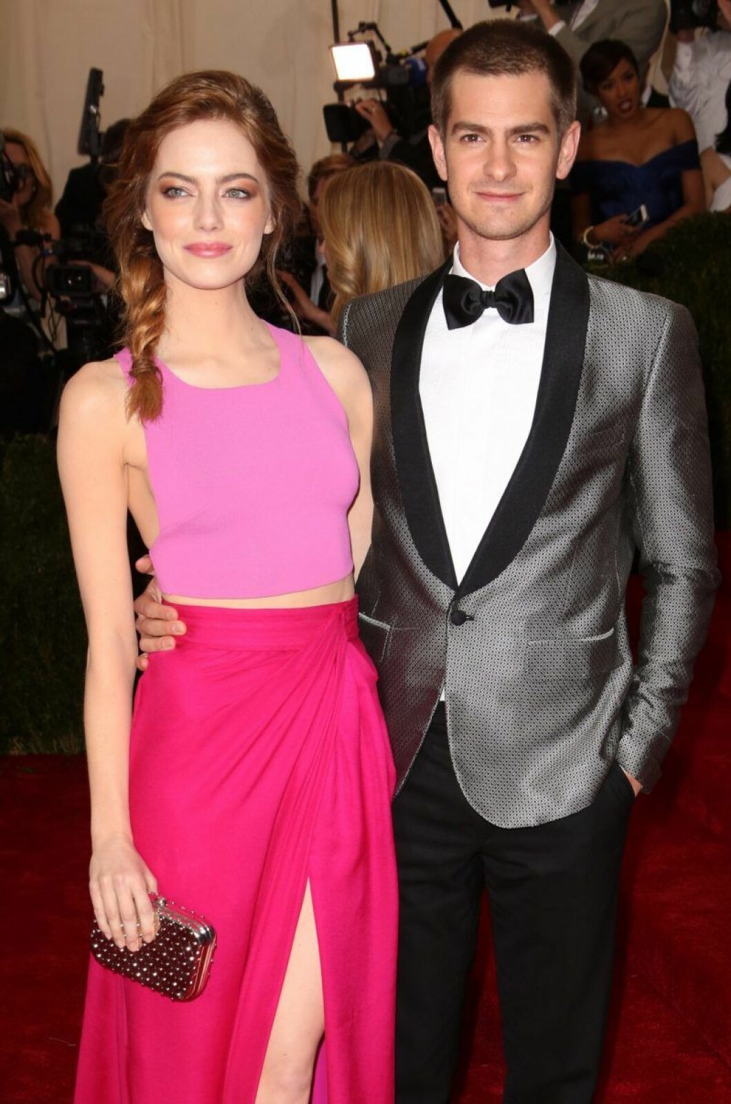 Emma Stone och Andrew Garfield tillsammans på röda mattan. Andrew Garfield håller om Emma Stone på röda mattan