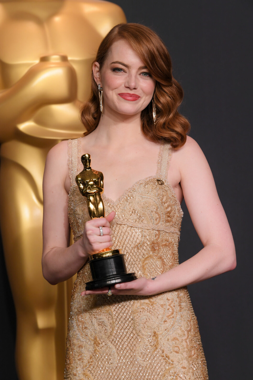En klassisk galafrisyr som aldrig går ur tiden! Emma Stone med rött hår och vackra vågor.