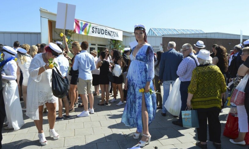 En modig student i blå klänning.