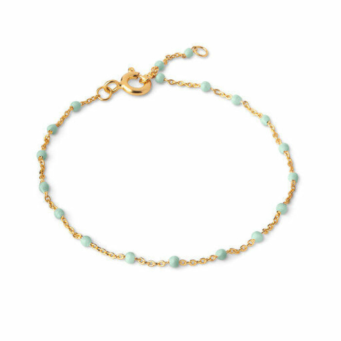 Armband, Enamel Copenhagen. <a target="_blank" rel="nofollow" href="https://track.adtraction.com/t/t?a=1303646841&as=1218462148&t=2&tk=1&epi=an-5skor&url=https://www.cosstores.com/en_sek/women/accessories/bags/product.crochet-shopper-bag-beige.0977550002.html">Klicka på bilden för att komma direkt till produkten!</a> Guldfärgat armband med turkosa pärlor. Armband från Enamel Copenhagen.