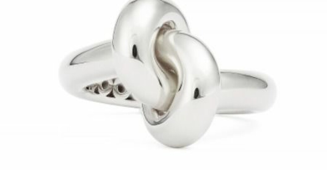 Ring, Engelbert. Ring formad som en stor knut i silver. Ring från Engelbert.