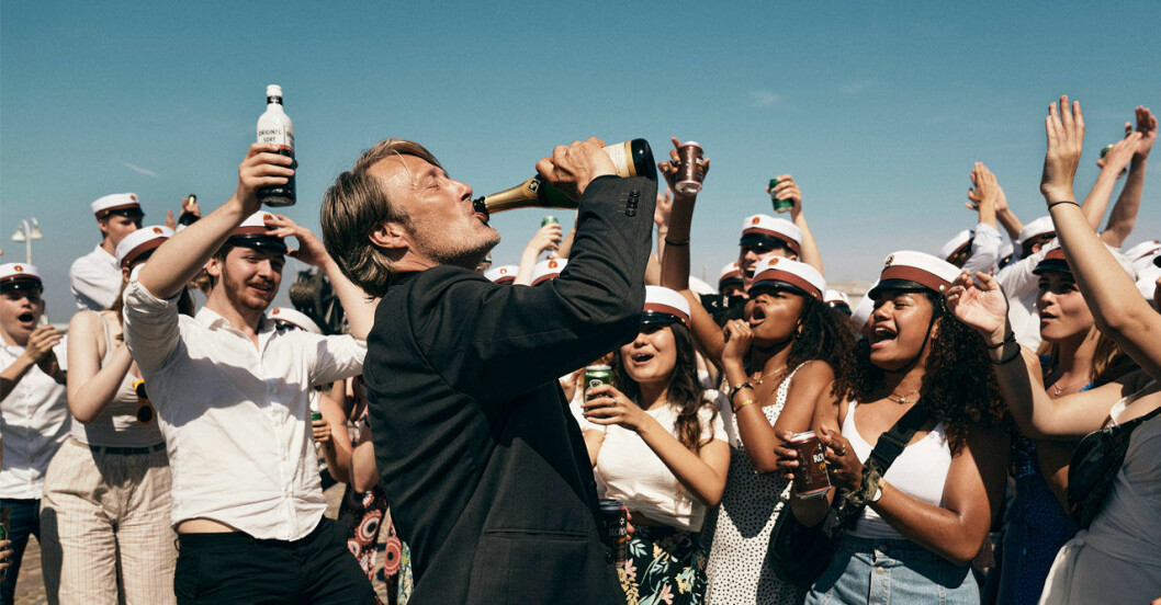Mads Mikkelsen i <em>En runda till</em>. Mads Mikkelsen i Thomas Vinterbergs nya film <i>En runda till</i>.