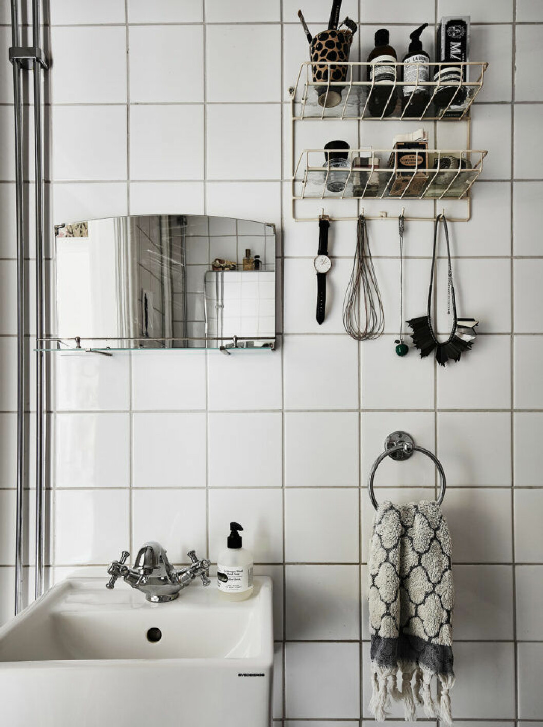 Styling: <a href="https://www.instagram.com/annacate/" target="_blank" rel="noopener">@annacate</a> Foto: Anders Bergstedt för <a href="https://entrancemakleri.se/hem-till-salu/" target="_blank" rel="noopener">Entrance mäkleri</a>/mäklare Erika Bergholm En spegel från loppis gör inredningen personlig