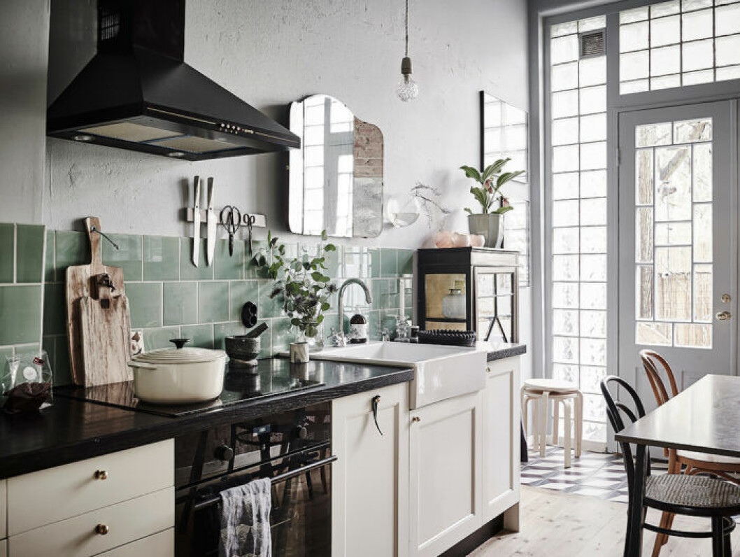 Styling: <a href="https://www.instagram.com/annacate/" target="_blank" rel="noopener">@annacate</a> Foto: Anders Bergstedt för <a href="https://entrancemakleri.se" target="_blank" rel="noopener">Entrance mäkleri</a>/Erika Bergholm Charmigt kök med olika skåpluckor – stylat av @annacate