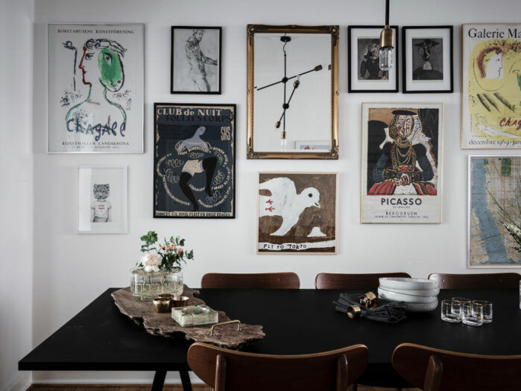 Foto: Anders Bergstedt för <a href="https://entrancemakleri.se/hem-till-salu/" target="_blank" rel="noopener">Entrance Mäkleri</a>/Mäklare: Erika Bergholm Tavelvägg med loppis- och vintagefynd