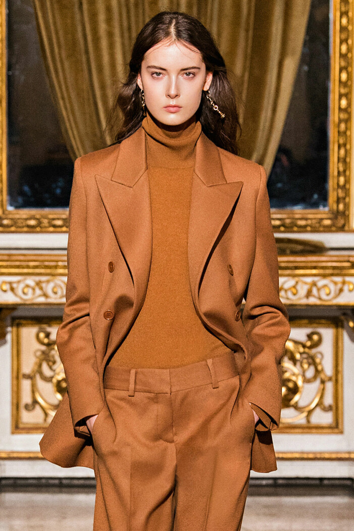 Välklädd och monokrom stil hos Ermanno Scervino. Välklädd och färgmatchad i brun kostym och matchande tröja.