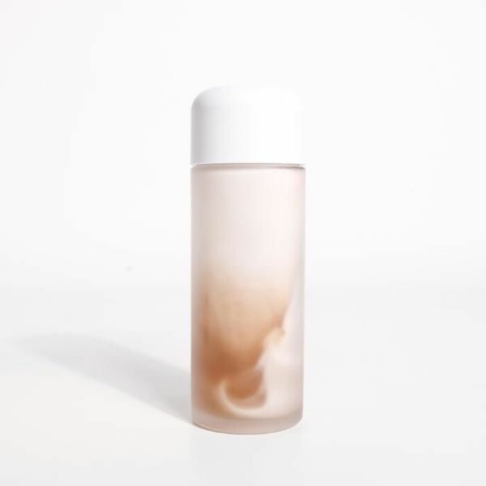 Essence är en häftig produktkategori som vi nyligen lärt oss att använda här i väst och Vegan Kombucha Tea Essence är inte bara cool att se på. Den bjuder huden på många välgörande ingredienser.