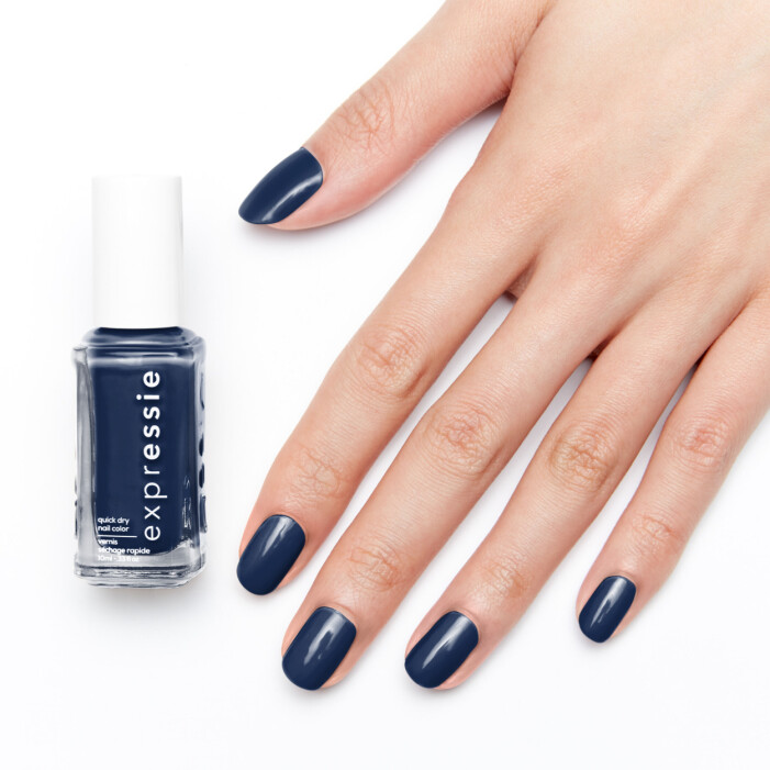 mörkt blått nagellack från expressie