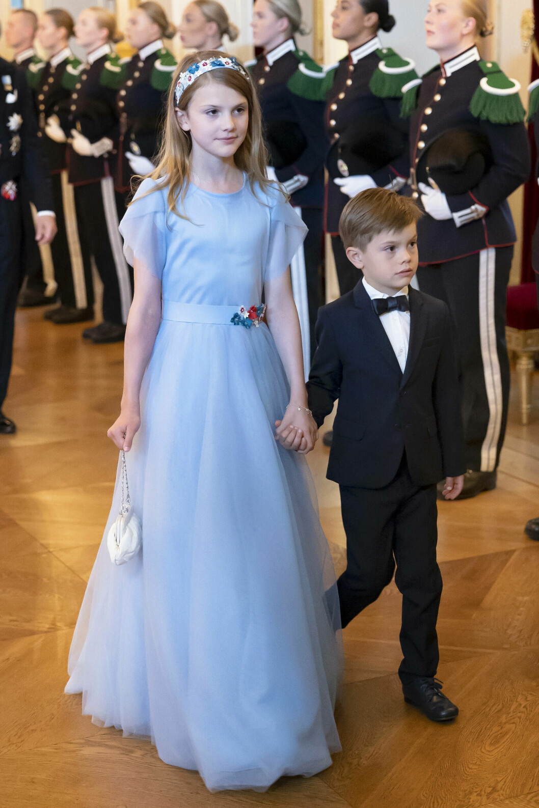 Prinsessan Estelle, med lillebror prins Oscar, på första riktiga galamiddagen i Norge, i samband med prinsessan Ingrid Alexandras myndighetsdag.