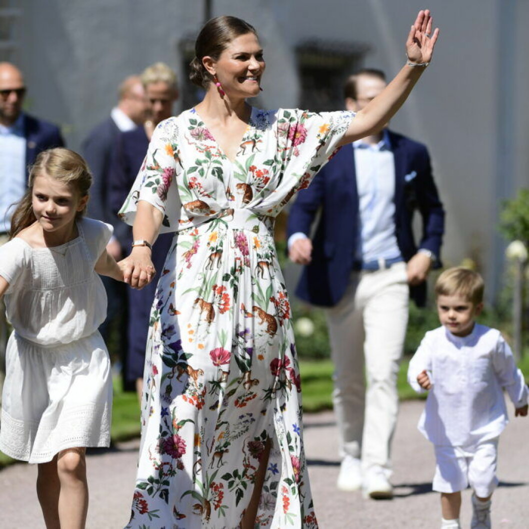 <span style="font-size: 16px;">Den fina maxiklänningen kommer från svenska märket Stenströms enligt </span><a style="font-size: 16px;" href="https://www.svenskdam.se/kungligt/folj-victoriadagen-live-minut-for-minut/" target="_blank" rel="noopener">Svensk Damtidning. </a>