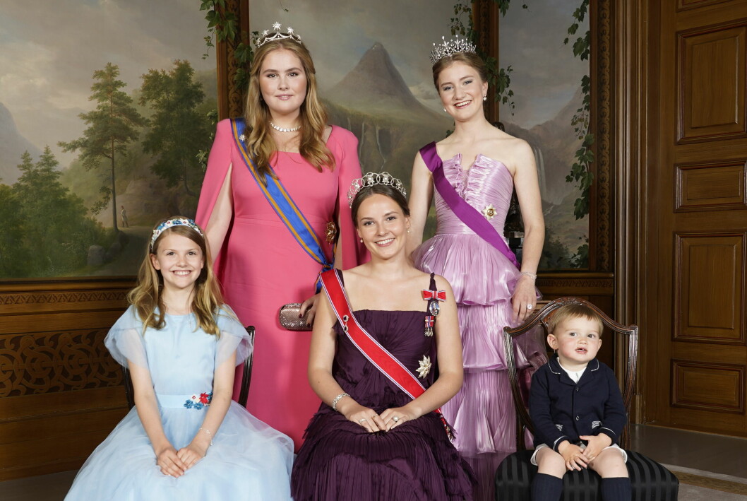 Europas blivande drottningar. Övre raden: prinsessan Catharina-Amalia av Nederländerna samt prinsessan Elisabeth av Belgien. Främre raden: prinsessan Estelle av Sverige och prinsessan Ingrid Alexandra av Norge samt prins Charles av Luxemburg.