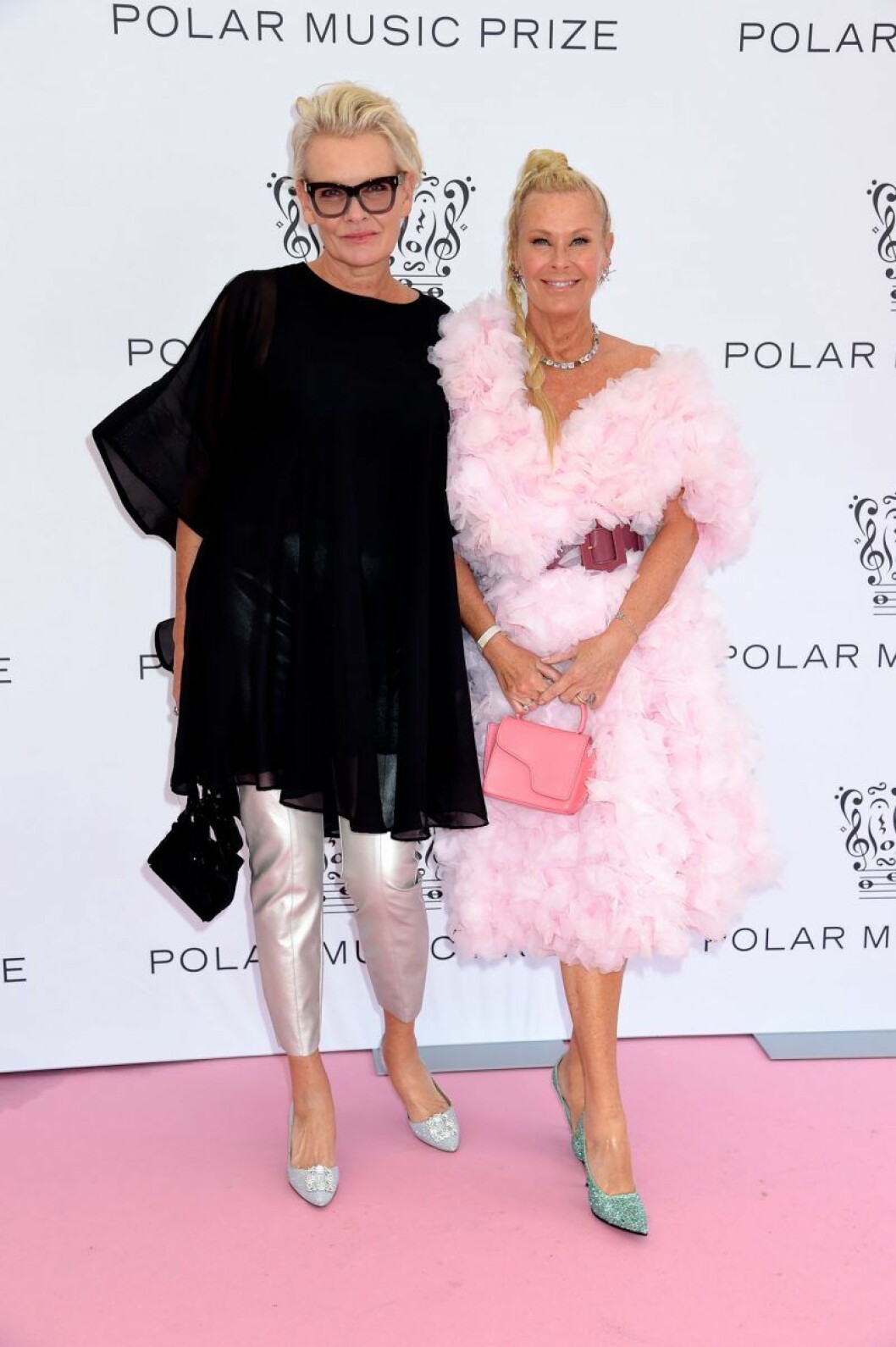 Eva Dahlgren och Efva Attling. Eva Dahlgren och Efva Attling på rosa mattan på Polarpriset 2019
