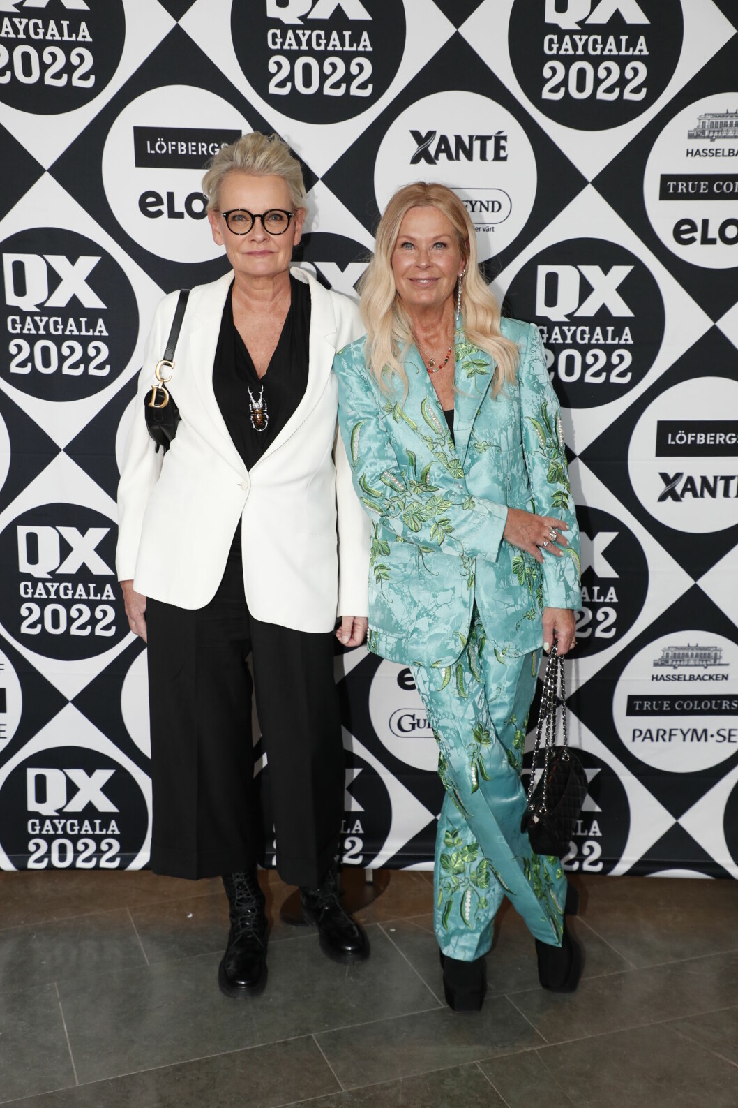 Eva Dahlgren och Efva Attling anländer till QX-galan på Cirkus i Stockholm, våren 2022.
