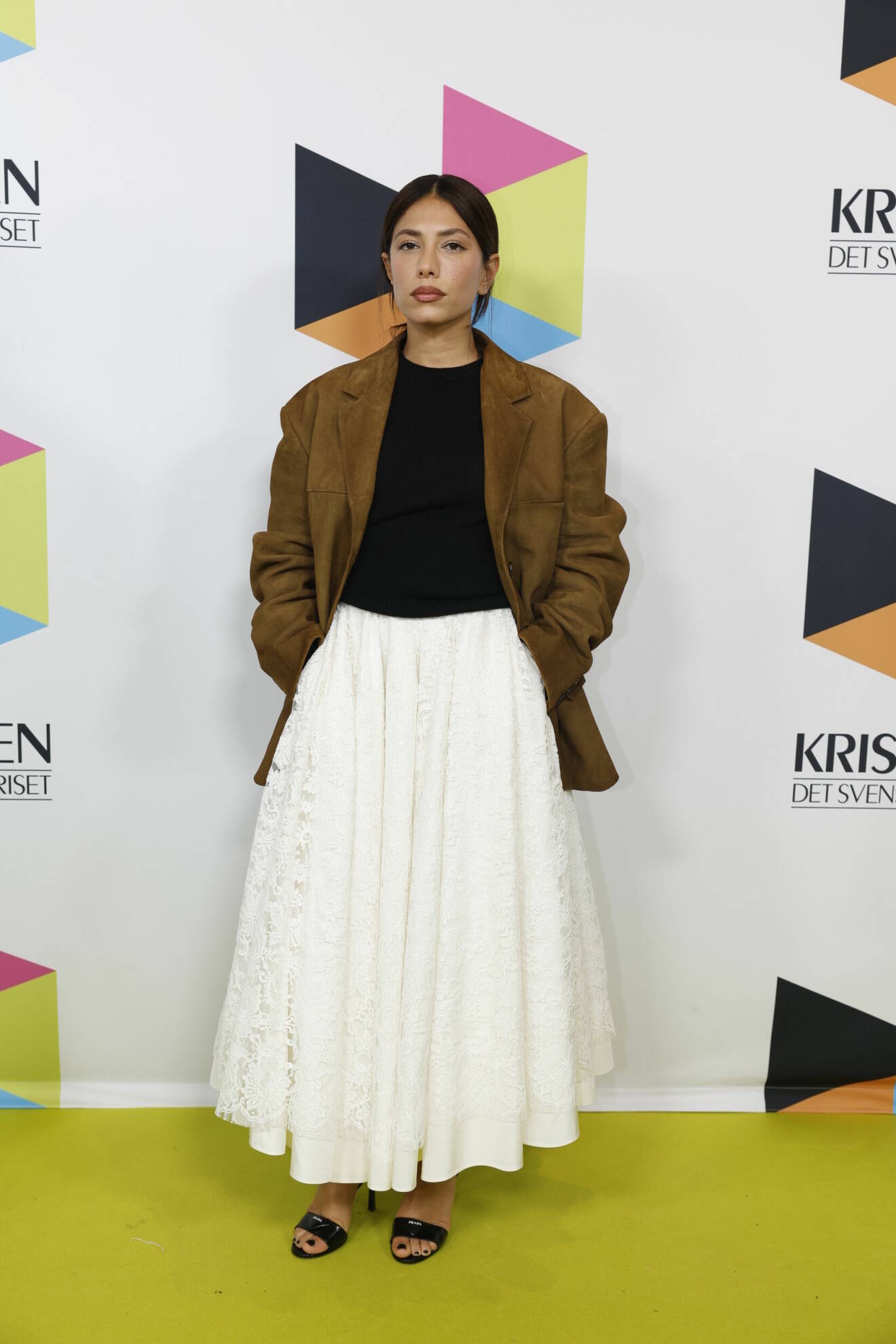 Evin Ahmad på Kristallen 2023 i vit kjol, brun kavaj och svart tröja från Prada