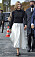Skådespelaren Rosamund Pike är stilfullt klädd i svart och vitt.