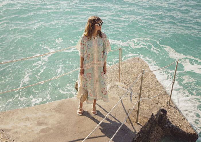 En kaftan ger känslan av lyx och flärd. Mönstrad kaftan från By Malina.