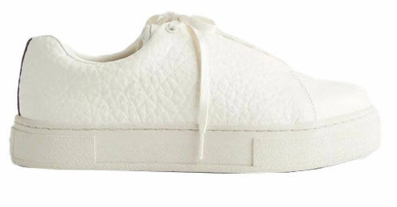 Vita sneakers i vit mocka från Eytys