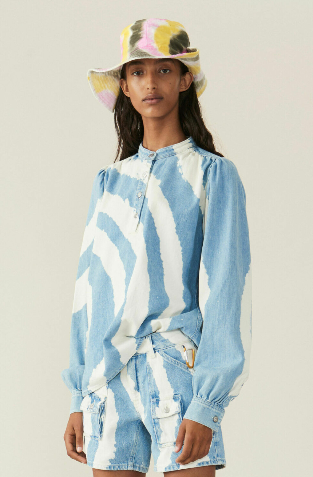 Batikmönstrad denimblus med knappar framtill. SS19 Ganni