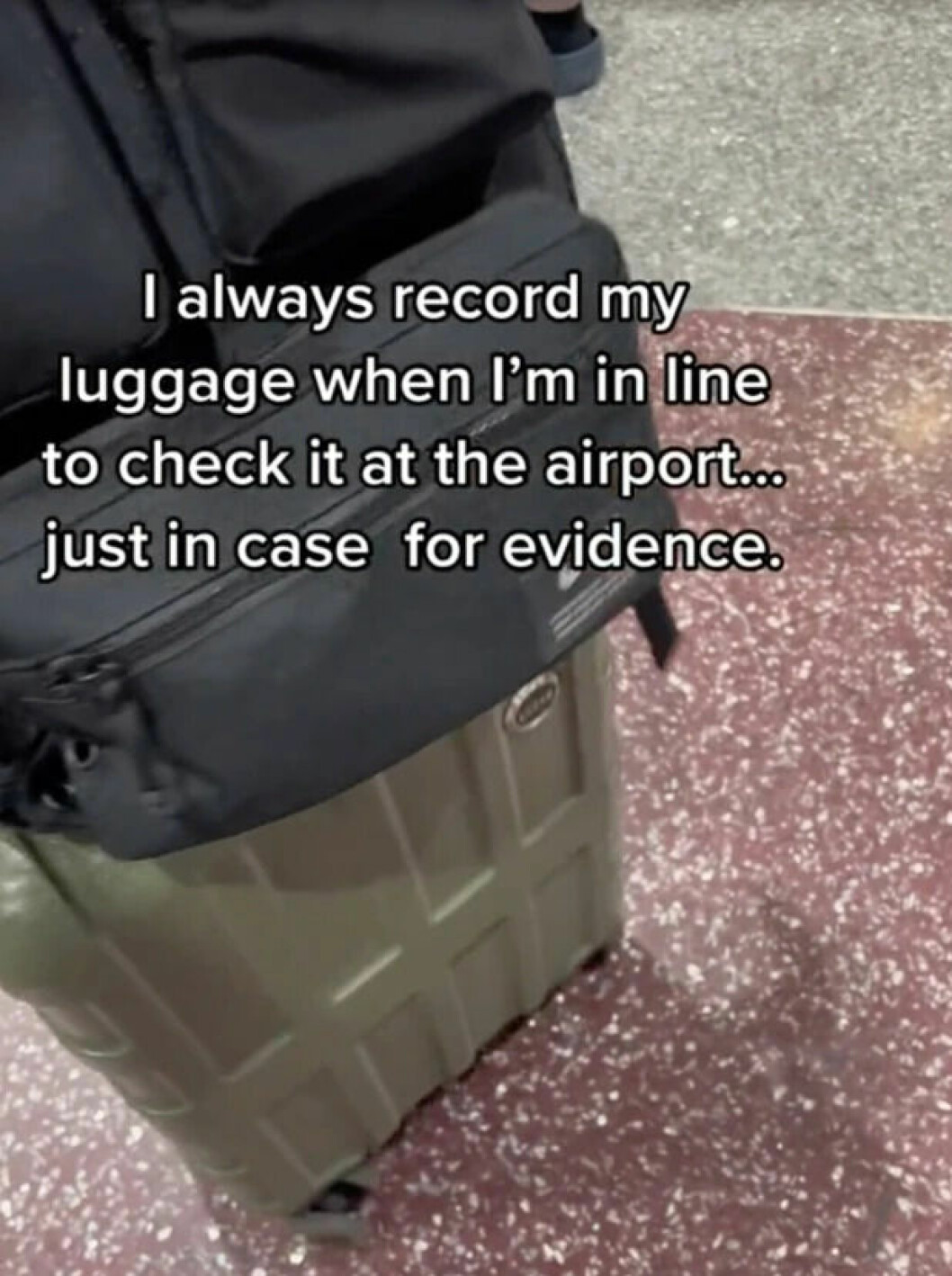 ”Jag filmar alltid mitt bagage när jag står i check in-kön på flygplatsen, för säkerhets skull, om jag skulle behöva som bevis”, skriver Robin i videoinlägget på TikTok.