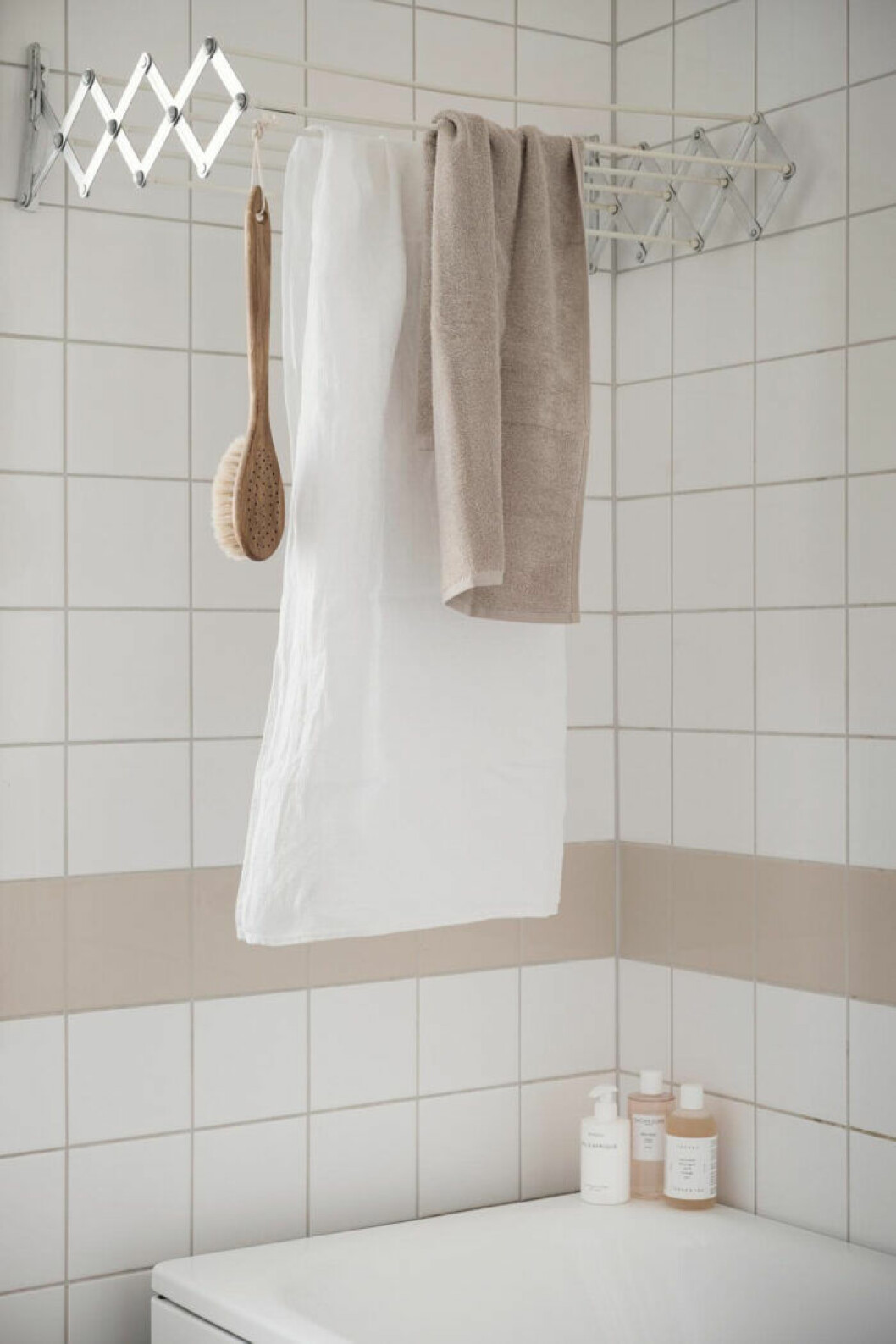 Styling: Mimmi Staaf. Foto: Joakim Johansson för <a href="https://www.fantasticfrank.se/">Fantastic frank</a> Några detaljer som matchar din badrumsbård gör susen