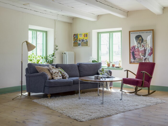 Husets största rum har genom tiderna både fungerat som slöjdsal och huserat en keramikverkstad. Numera är det familjens vardagsrum. Färgglatt vardagsrum.