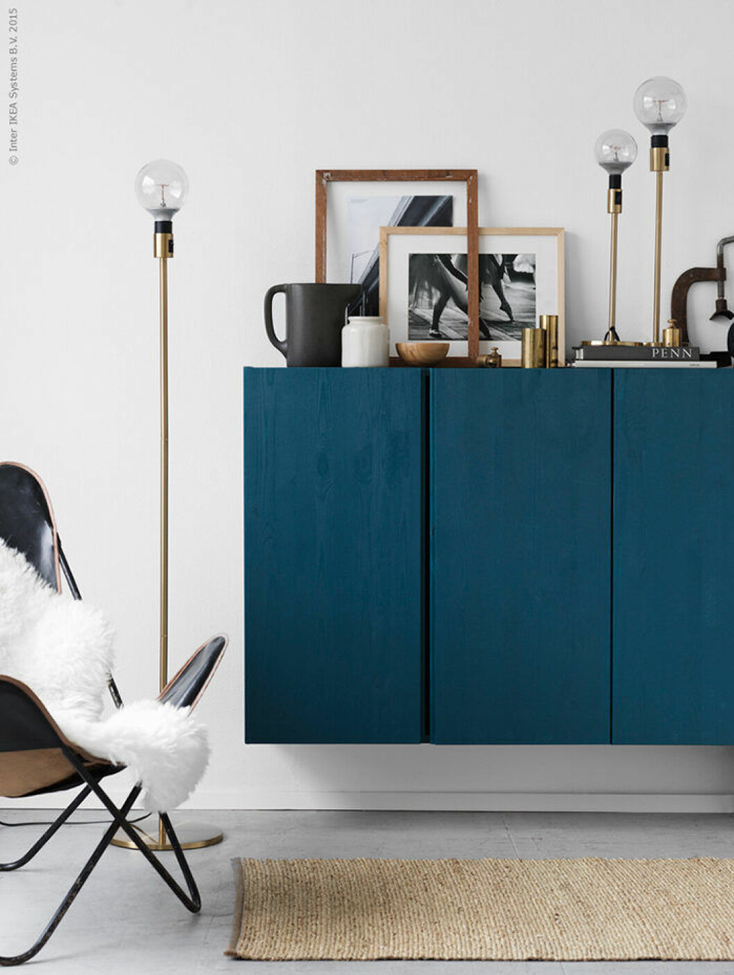 Fräscha upp en detalj i hemmet genom att måla den i petroleumblått. Foto: Ragnar Ómarsson Styling: Pella Hedeby för <a href="http://livethemma.ikea.se/i-bara-massingen/" target="_blank" rel="noopener">Ikea Livet Hemma</a> Ivar-skåp från Ikea målade i petroleum, en av 2019 års trendfärger