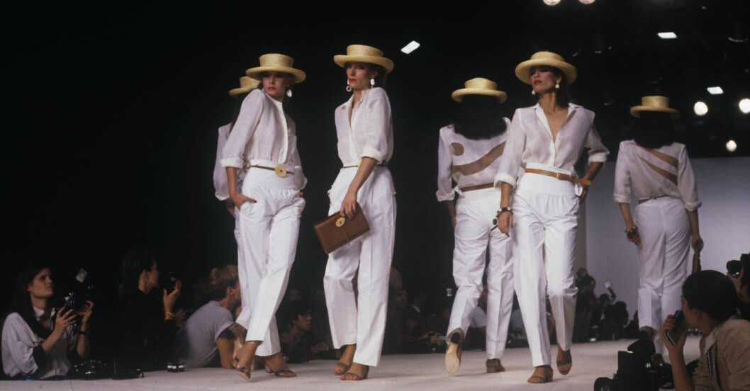 Vi är i Paris år 1979 och Valentino har sin visning av vår- och sommarkollektionen. Nu har byxorna blivit snävare och mönstren färre.