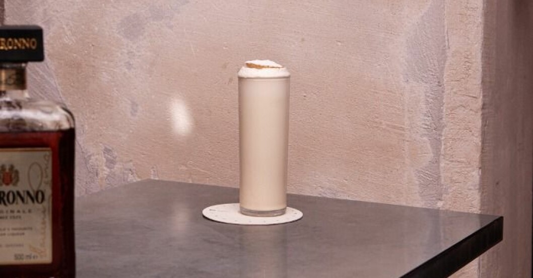 en semmeldrink i ett högt glas