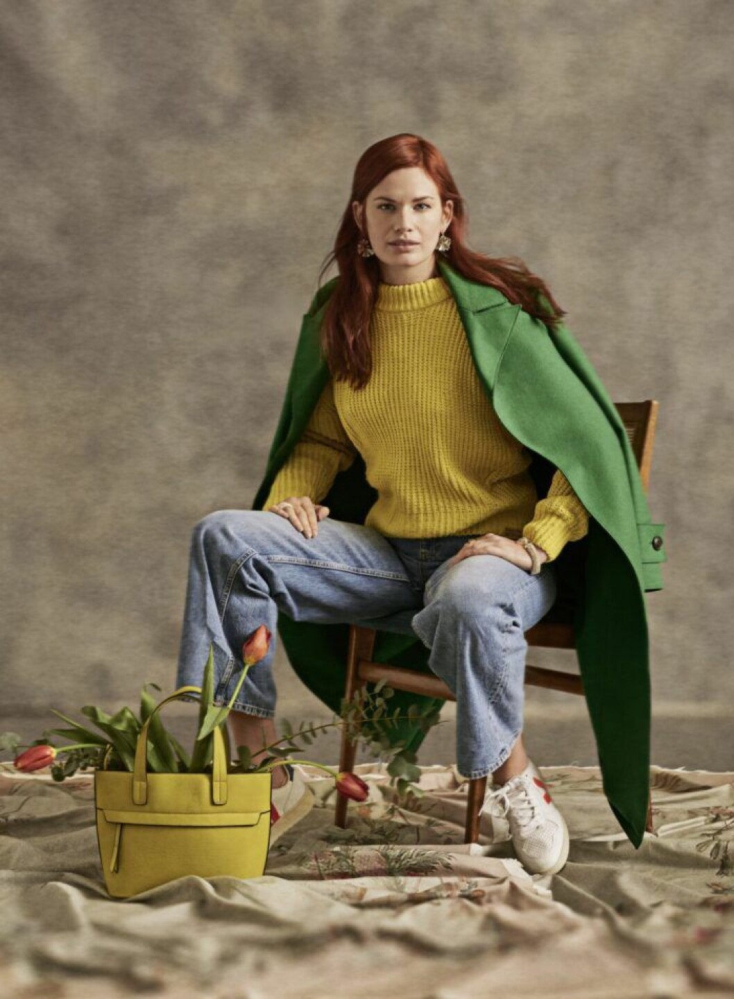 Jeans i bomull, stl 34–44, 399 kr, Lindex. Stickad bomullströja, XS–XL, 999 kr, Scotch & Soda. Kappa i ull/polyamid, stl 32–46, 2 400 kr, Ivy & Oak. Sneakers i återvunnen polyester/skinn, stl 36–41, 1 295 kr, Veja. Väska i syntetläder, 499 kr, Don Donna. Ring i silver, 5 350 kr, Ole Lynggaard. Två ringar i metall, 79 kr, Glitter. Armband i silverpläterad mässing och kristall, 2 100 kr, Cornelia Webb. Örhängen i silverpläterad mässing, 1 200 kr, Charlotte Bonde. Neon till jeans
