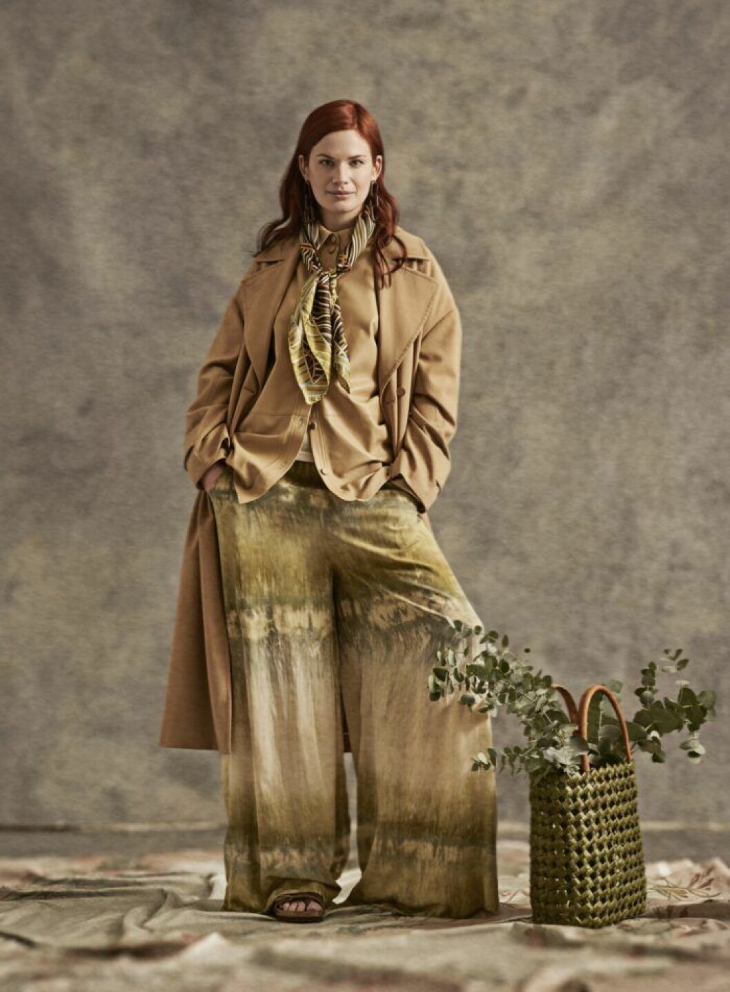 Skjorta i läder, XS–XL, 2 499 kr, H&M. Sidenbyxor, XS–L, 2 599 kr, Rabens Saloner. Trenchcoat i viskos/polyester, XS–L, 1 799 kr, Second Female. T-shirt i merinoull/tencel, S–XL, 399 kr, Pierre Robert. Scarf i siden, 1 299 kr, Stenström. Stråväska i palmblad/läder, 999 kr, Farrow. Örhängen i akryl/metall, 99 kr, Glitter. Mockatofflor,stl 35–46, 1 150 kr, Birkenstock. Skjorta och byxa