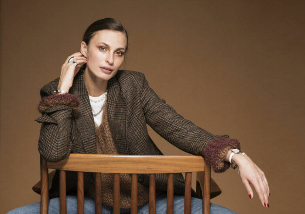 Kavaj i ull, stl 34–42, 1 900 kr, Arket. Handstickad tröja i mohair, one size, 4 000 kr, We Two Stockholm. T-shirt<br>i bomull, XS–XL, 499 kr, Baum und Pferdgarten. Långt halsband (här i två varv) med pärlor, 4 500 kr, stelt armband, 2 990 kr, och stor ring, 1 290 kr, alla i rodiumpläterad mässing, Sophie by Sophie. Klocka i stål, 2 490 kr, Calvin Klein. FEMINA MODE MODELL LINA I RUTIG KAVAJ