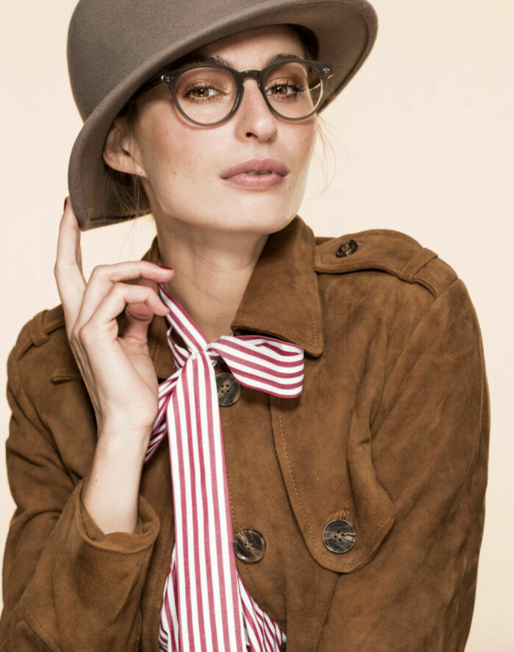 Ullhatt, 1 300 kr, Kangol. Knytblus i bomull, stl 32–44, 1 200 kr, och kappa i getskinn, stl 32–42, 6 800 kr, båda från 2nd Day. Glasögon i acetat, 1 750 kr inklusive glas, Nividas. FEMINA MODE nr 13 2109 modell i mockakappa från 2nday