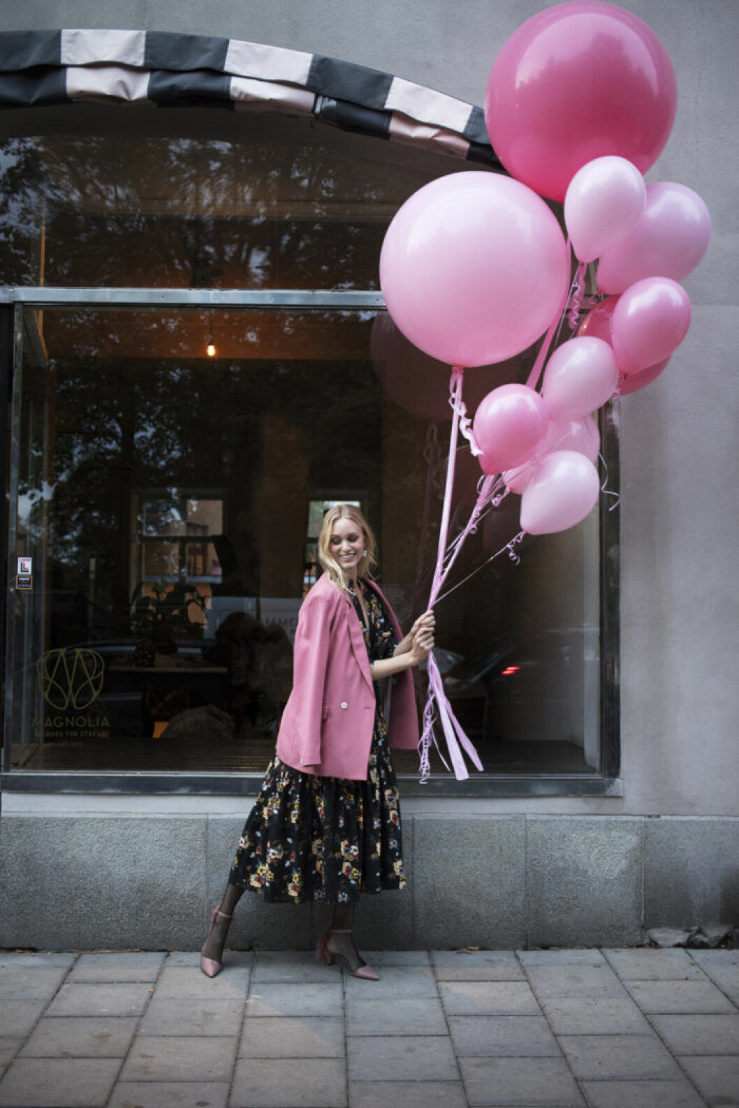 Festmode modell i blommig klänning och rosa kavaj Femina nummer 14 2019